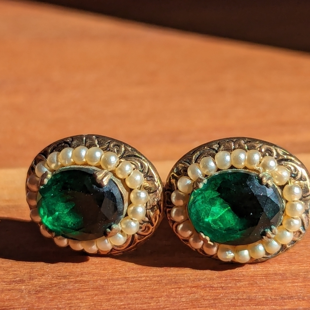 💚 Vintage Earrings with Screw backs emerald green color mini faux pearls